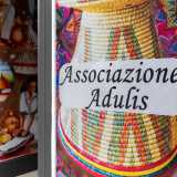 Qui ci ritroviamo davanti a una porta a vetri colorata da locandine variopinte su cui si legge il nome Adulis: si rif� a un antichissimo porto sul Mar Rosso attestato gi� nel 2500 a.C. e oggi in territorio eritreo
